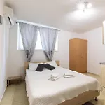 1 Bedroom Beautiful In דירה
