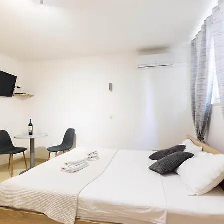 1 Bedroom Beautiful In דירה *